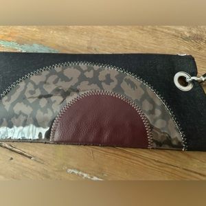 Ellu by Leslie Posen clutch